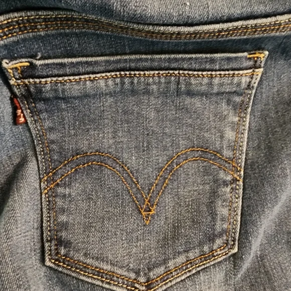 Women's Levi's Blue Denim Shorts. NWOT - Picture 3 of 5